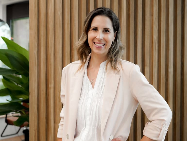 Femme experte en coiffure naturelle