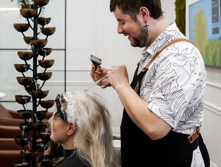 Coloriste qui applique la coloration minérale