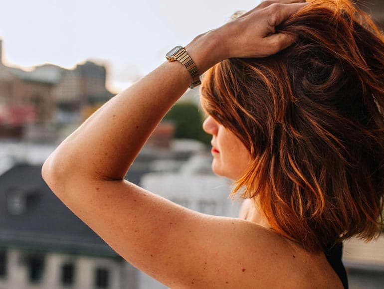 Femme ayant eu un soin de coloration végétale