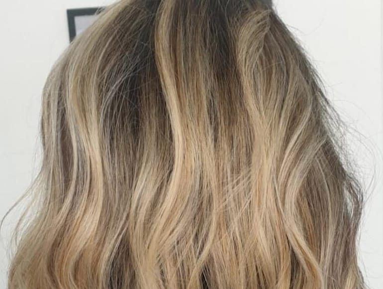 Une belle coloration minérale lumineuse sur cheveux blonds