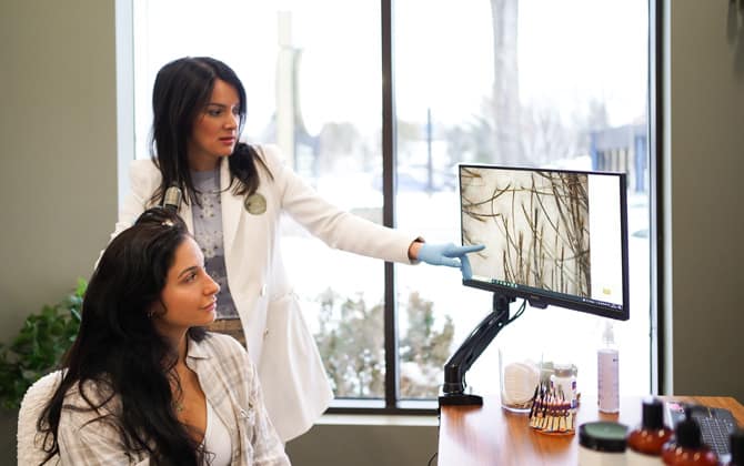 Femme qui consulte en trichologie pour la santé des cheveux