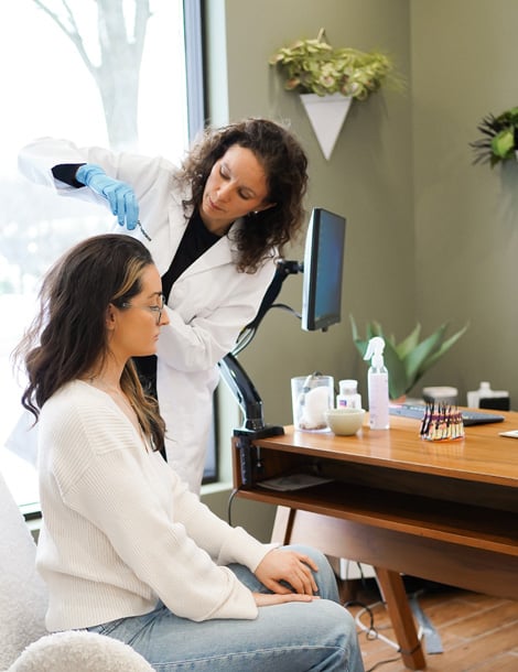 Femme qui consulte pour une greffe de cheveux
