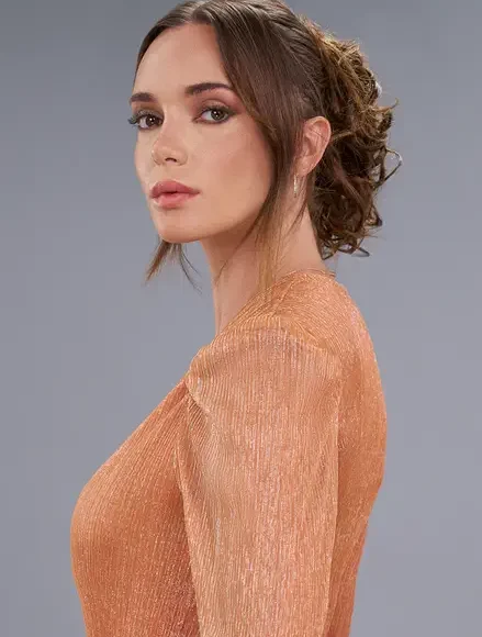 Une femme aux cheveux bruns porte une clip easiluxe qui rehausse sa coiffure