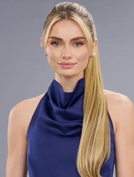 Une femme aux cheveux blonds portant une easipony (queue de cheval)