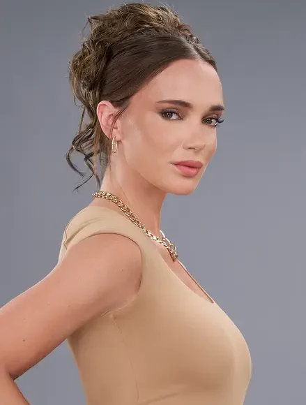Une femme aux cheveux bruns portant un chignon easiwrap de longueur moyenne