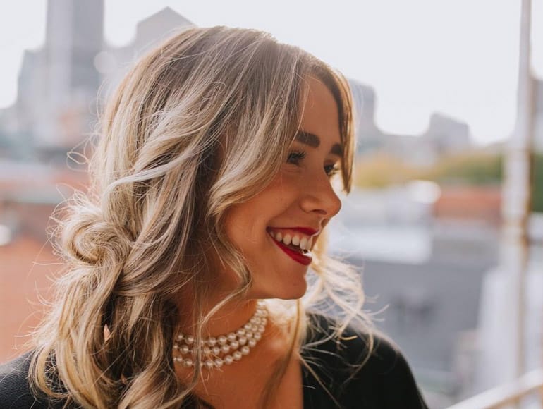 Femme heureuse de sa coloration minérale