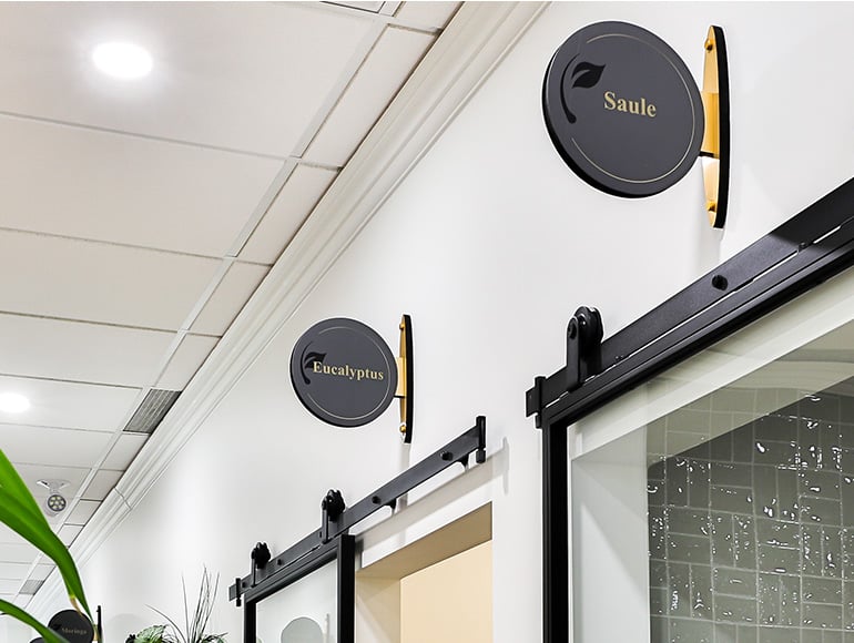 Panneaux à l'entrée des salles de traitement de soins capillaires