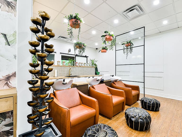 Fauteuils et lavabos pour les soins de coiffure naturelle