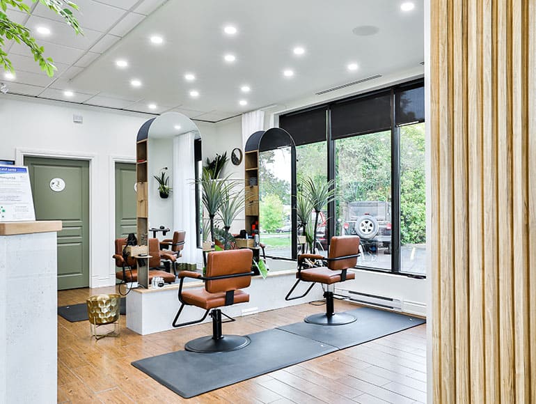 Espace lumineux et moderne pour les soins capillaires