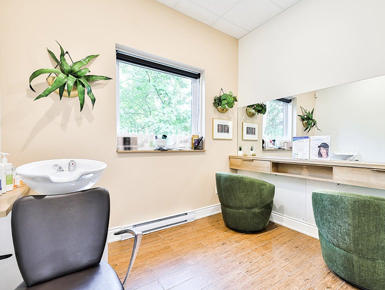 Espace lumineux et moderne pour accueillir les clients