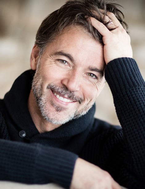 Homme heureux du résultat après sa greffe capillaire