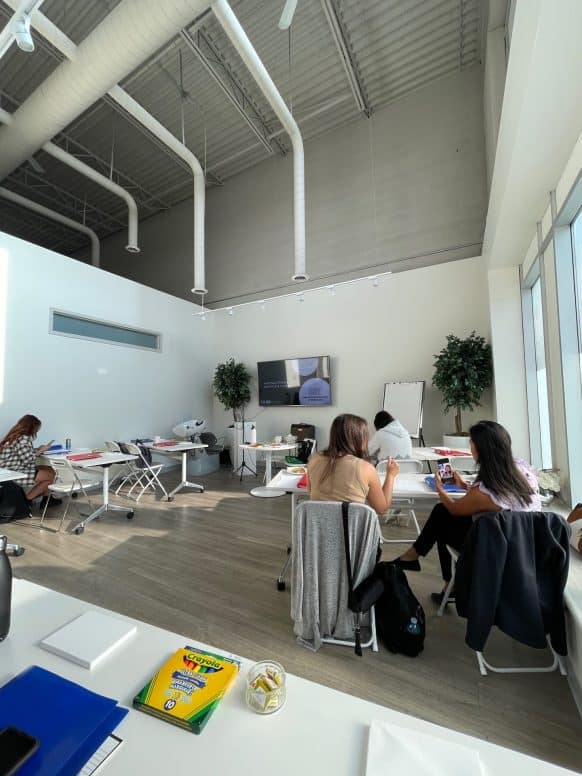 L'équipe a revu ses notions d'anatomie et appris sur l'impact qu'ont les systèmes du corps humain sur le cuir chevelu