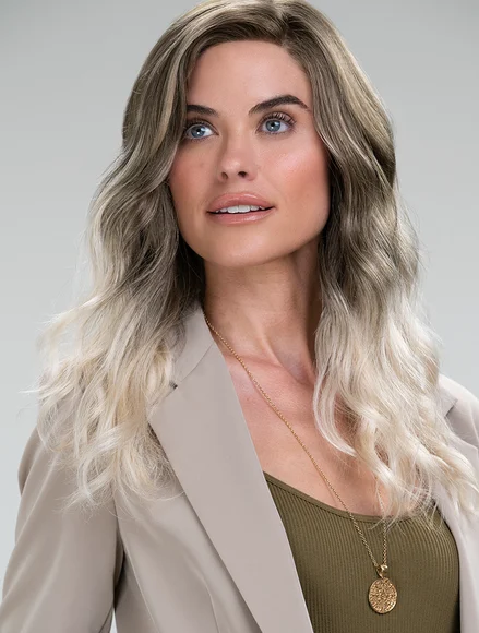 Perruque pour femme aux cheveux blonds cendrés.