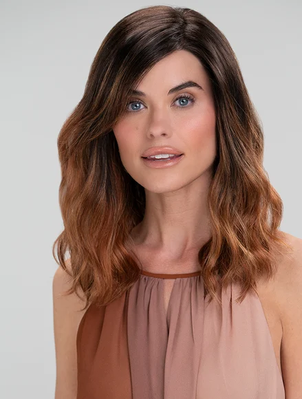 Perruque pour femme aux cheveux longs bruns.