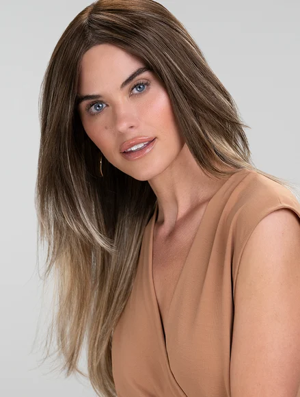 Perruque pour femme aux cheveux bruns mi-longs.