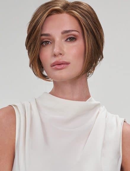 Perruque pour femme aux cheveux courts.