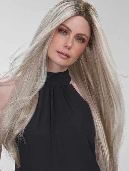 Prothèse capillaire pour femme aux longs cheveux blonds raides.