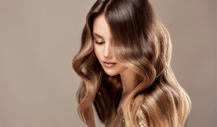 Jeune femme portant une perruque de cheveux naturels