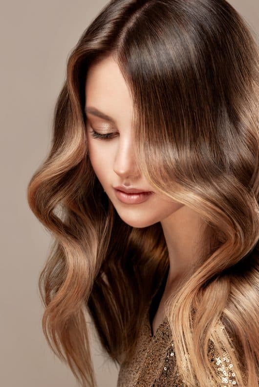 Jeune femme portant une perruque de cheveux naturels
