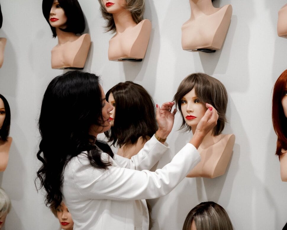Salle de montre de perruques pour femmes de tous les styles.